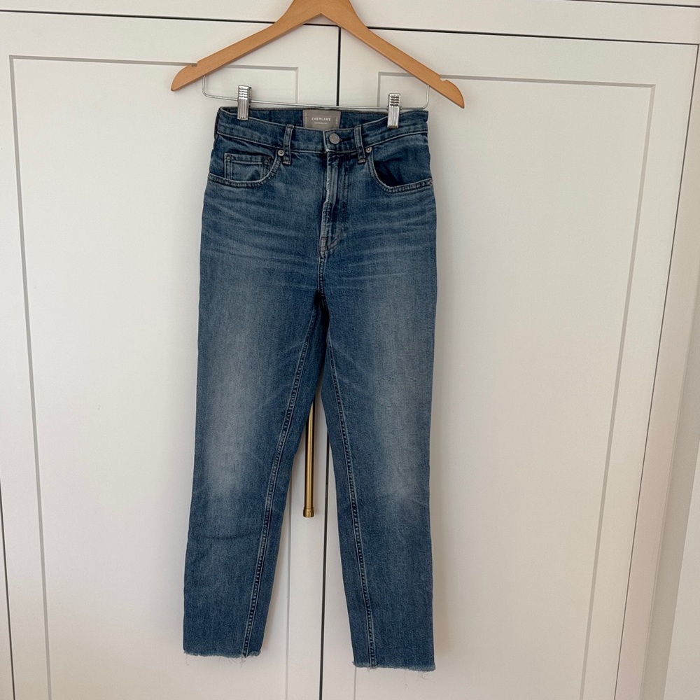 Everlane Women's The Cheeky Jean Straight Leg Crop in Medium Blue Wash